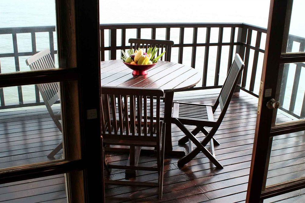Avillion Port Dickson Hotel Bagian luar foto A balcony