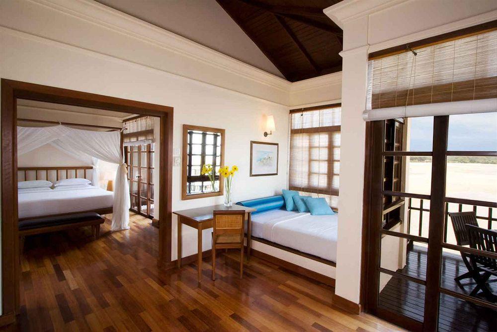 Avillion Port Dickson Hotel Bagian luar foto A room at the resort