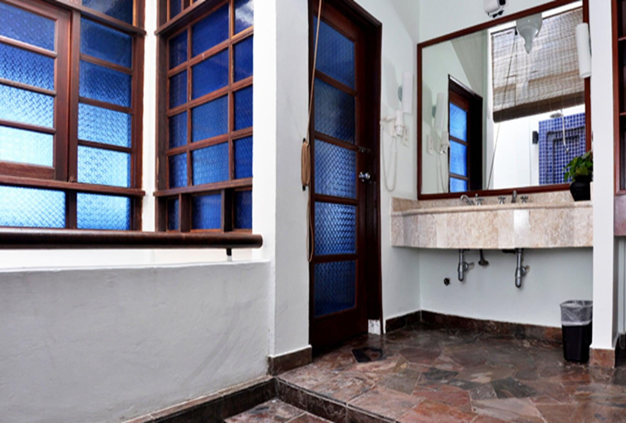 Avillion Port Dickson Hotel Bagian luar foto Bathroom