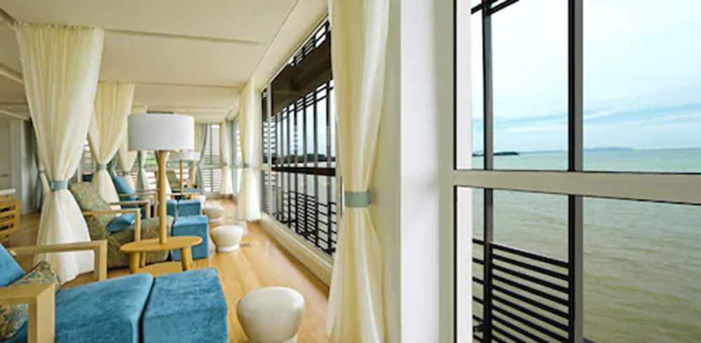 Avillion Port Dickson Hotel Bagian luar foto The interior of a suite