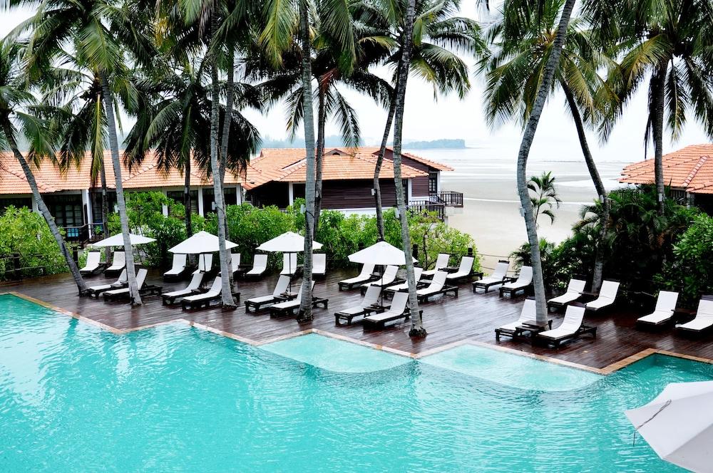 Avillion Port Dickson Hotel Bagian luar foto The swimming pool at the resort