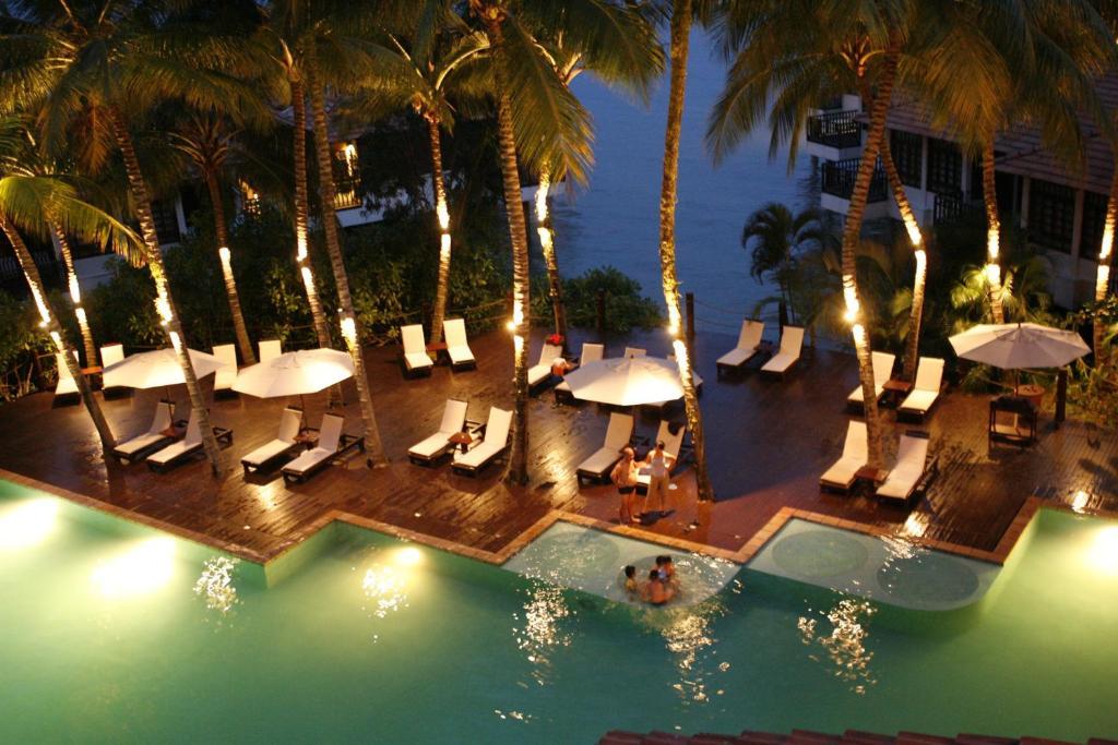 Avillion Port Dickson Hotel Bagian luar foto The pool at the resort