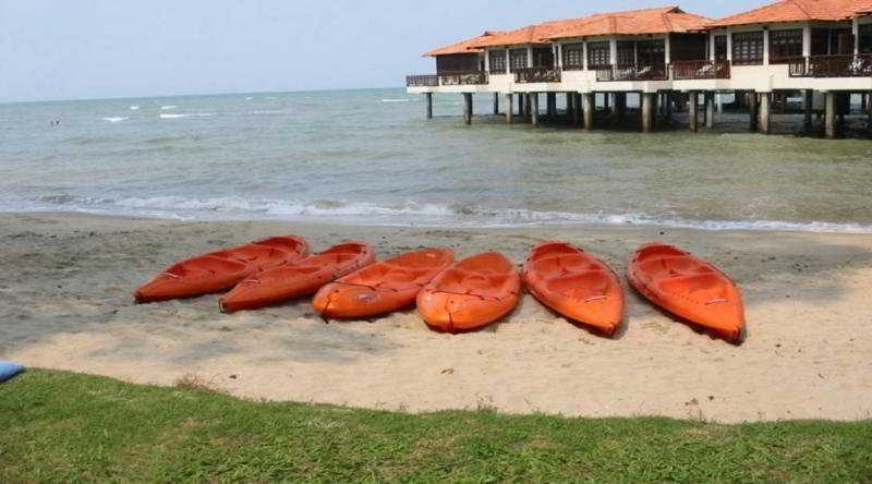 Avillion Port Dickson Hotel Bagian luar foto Kayaks at the beach