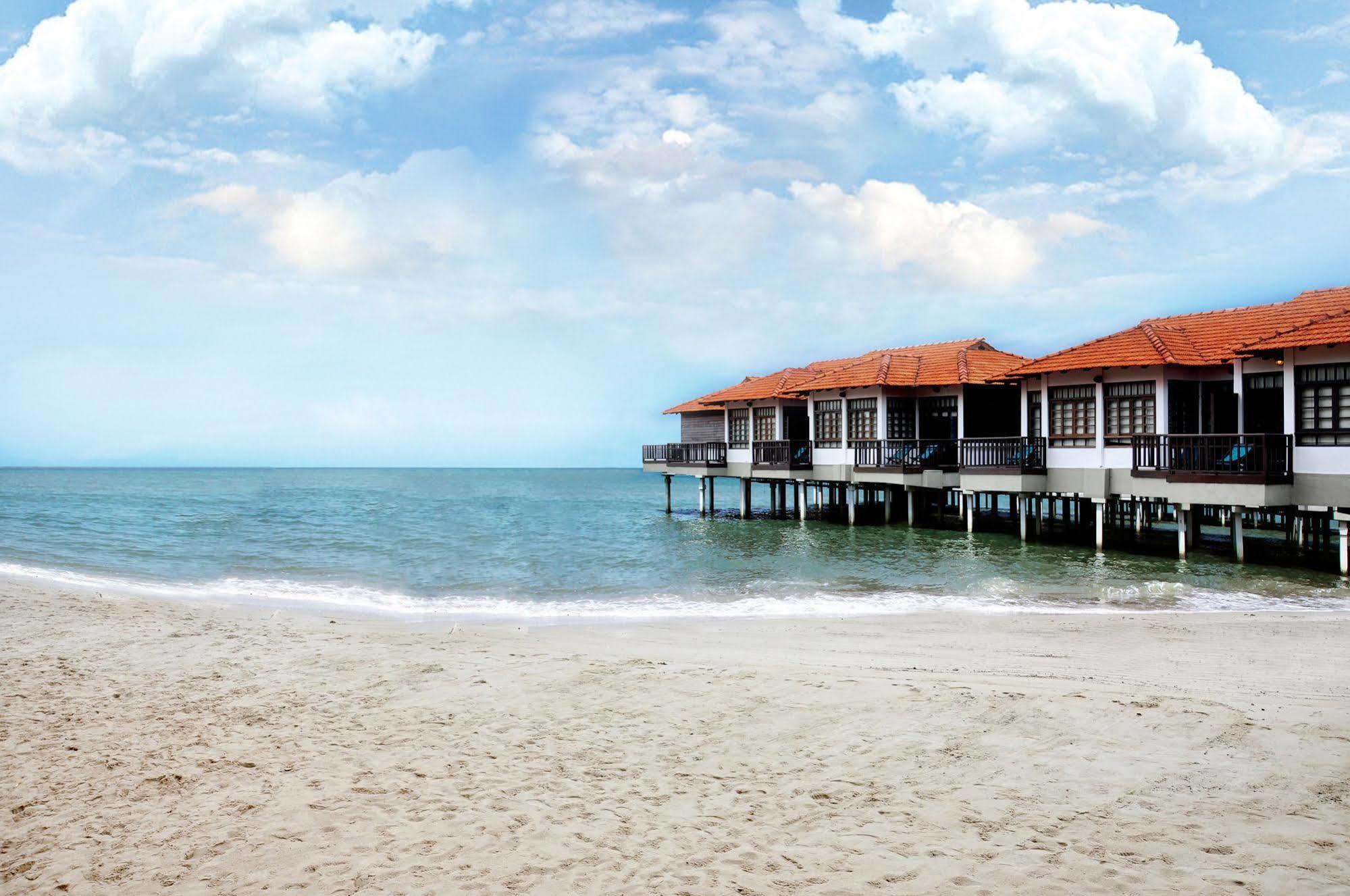 Avillion Port Dickson Hotel Bagian luar foto The beach at the Berjaya Waterfront Hotel