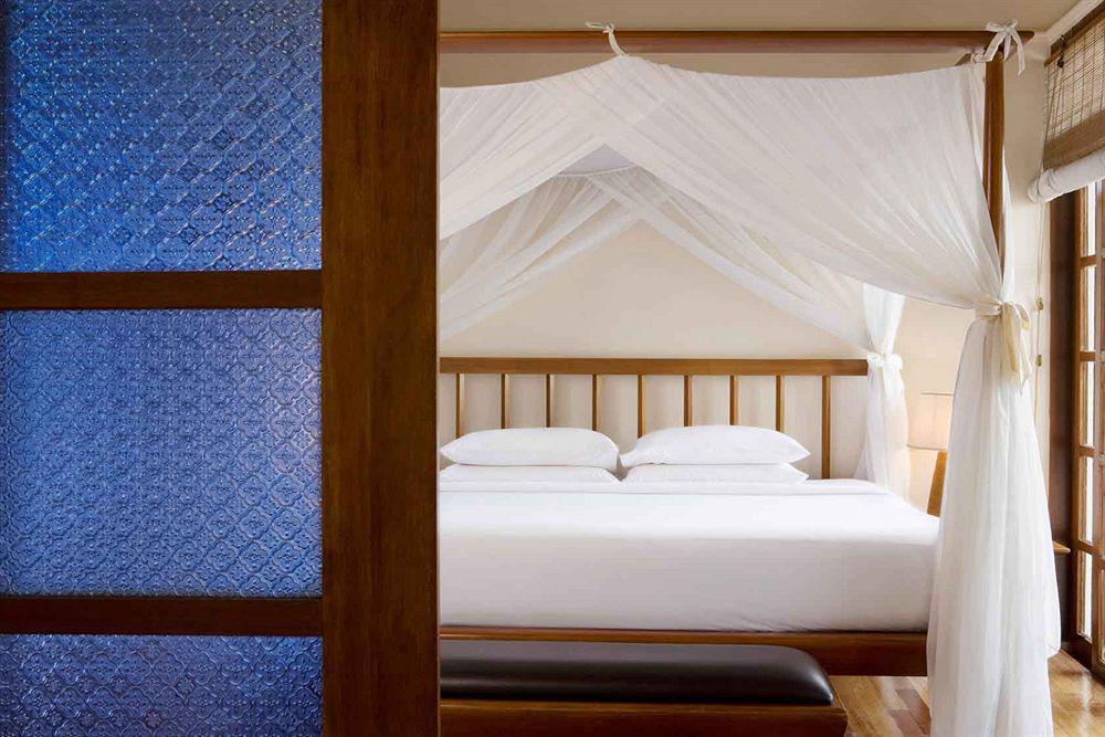 Avillion Port Dickson Hotel Bagian luar foto A bed with a mosquito net